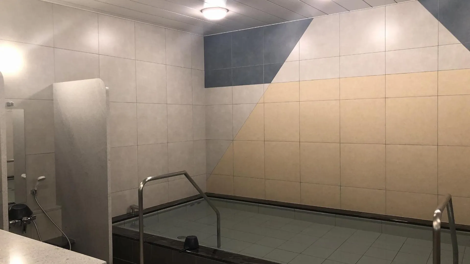 Capsule Hotel J Garden Shin-Osaka 2*, Osaka
