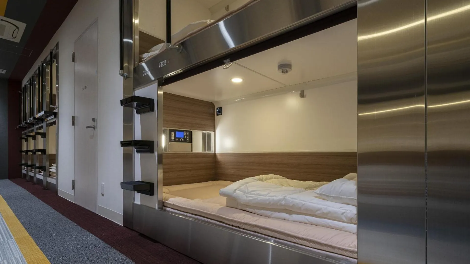 Capsule Hotel J Garden Shin-Osaka Japón